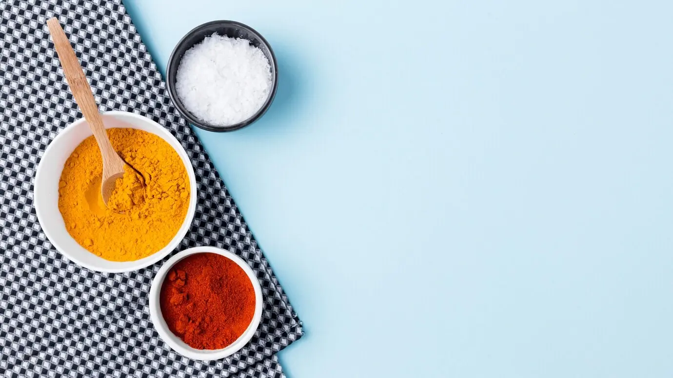 Draufsicht auf eine Anordnung aus Schüsseln und einem Löffel.