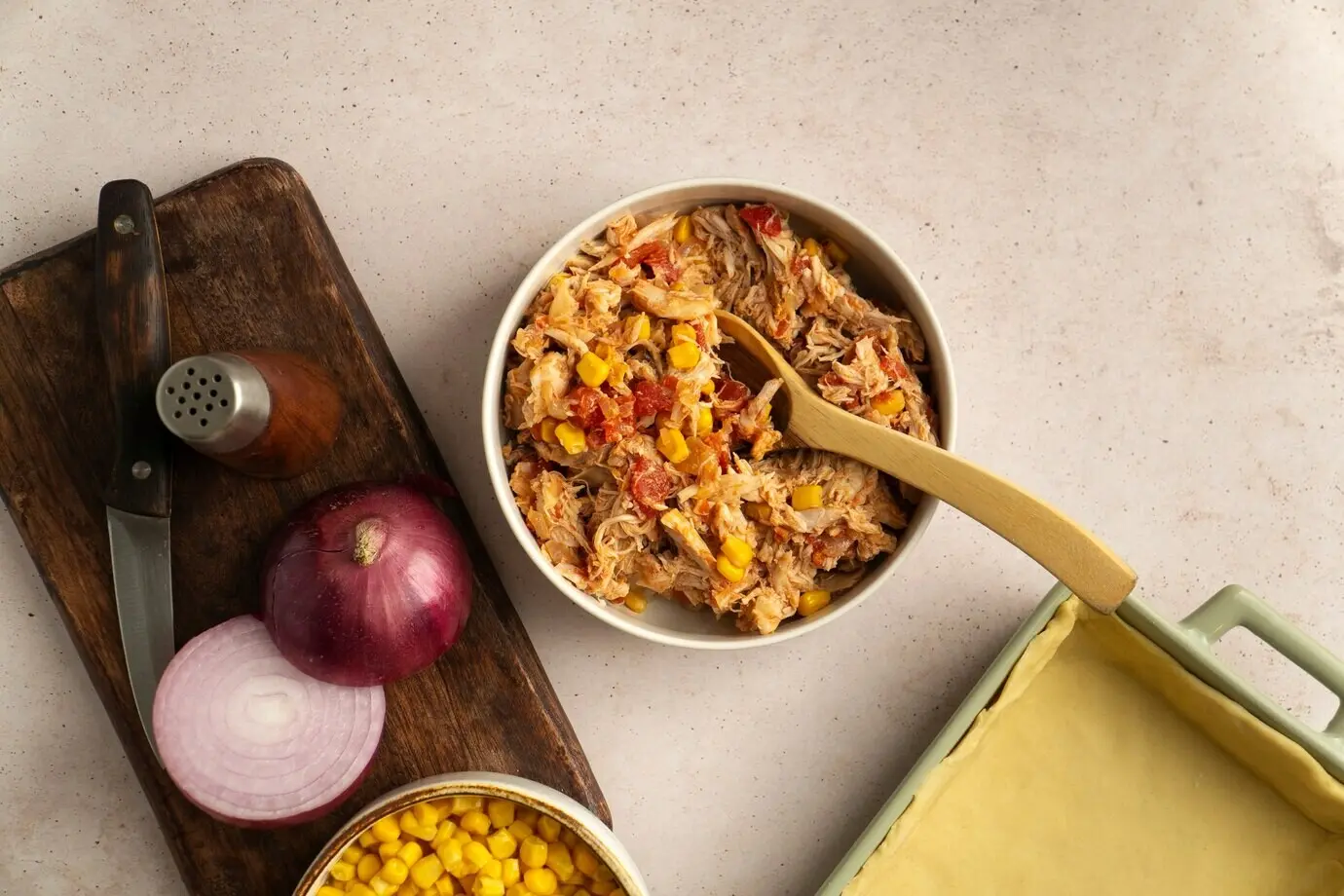 Blick auf ein köstliches portugiesisches Empadão-Gericht.